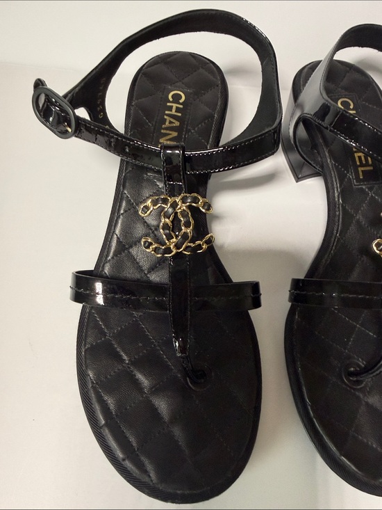CHANEL Black Quilted Patent Leather T-Strap Sandals with Gold CC Chain main image 0